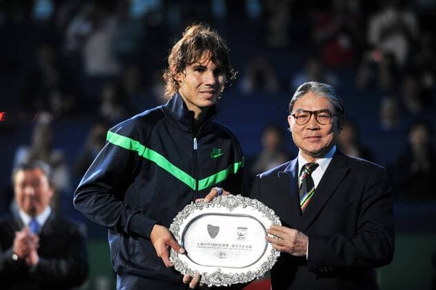 Timothy Fok Tsun-Ting, right, President of the Olympic Committee of Hong Kong and Member of the Legislative Council of Hong Kong, presents the first runner-up trophy to Rafael Nadal of Spain during an award ceremony of the 2009 Shanghai ATP Masters -  20091018_61178 o0 Funktionär, Pokal, Trophäe o00 Objekte