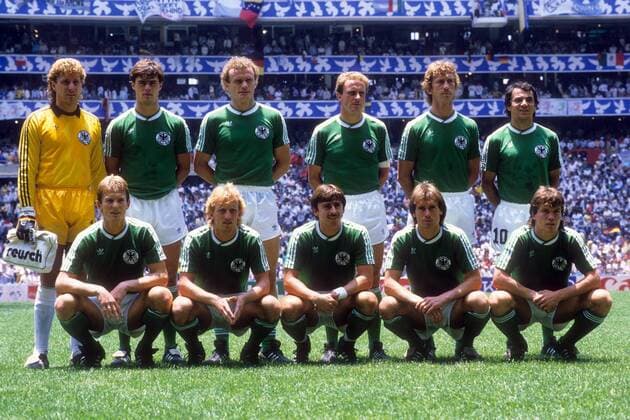 Mannschaftsfoto BR Deutschland, hi.v.li.: Torwart Harald Schumacher, Thomas Berthold, Hans Peter Briegel, Karl Heinz Rummenigge, Ditmar Jakobs, Felix Magath, vorn: Karlheinz Förster, Andreas Brehme, Klaus Allofs, Norbert Eder und Lothar Matthäus Fußball WM Herren WM 1986, Länderspiel, Finale, Nationalteam, Nationaltrikot, BRD, BR Deutschland Totale Mexiko City