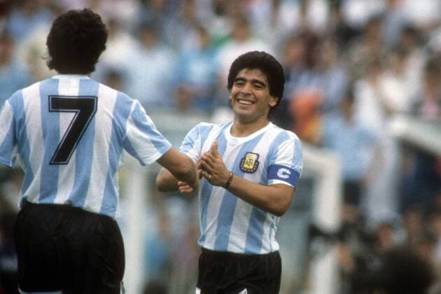 Torschütze Diego Armando Maradona (re.) nimmt die Glückwünsche von Jorge Luis Burruchaga (beide Argentinien) entgegen Fußball WM Herren WM 1986, Länderspiel, Nationalteam, Nationaltrikot Gruppe Mexiko City Freude,