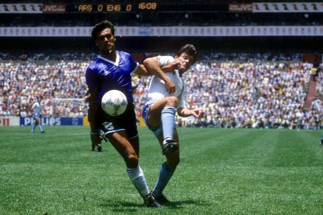 Jose Luis Brown (Argentinien, li.) gegen Glenn Hoddle (England) Fußball WM Herren WM 1986, Länderspiel, Nationalteam, Nationaltrikot, Argentinien - England 2:1 Gruppe Mexiko City Dynamik, Kampf,