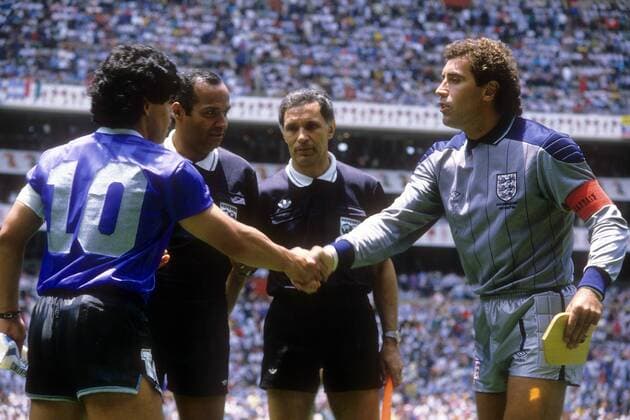 Diego Armando Maradona (Argentinien, li.) und Torwart Peter Shilton (England) - Shakehands vor dem Spiel, dahinter FIFA Schiedsrichter Ali Bennaceur (Tunesien, li.) und Linienrichter Bogdan Dotchev (Bulgarien) Fußball WM Herren WM 1986, Länderspiel, Nationalteam, Nationaltrikot, Argentinien - England 2:1 Gruppe Mexiko City Harmonie,