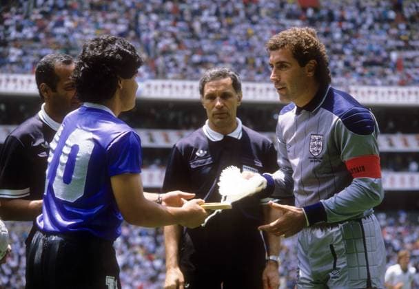 Diego Armando Maradona (Argentinien, vorn li.) und Torwart Peter Shilton (England) - Wimpeltausch vor dem Spiel, dahinter FIFA Schiedsrichter Ali Bennaceur (Tunesien, li.) und Linienrichter Bogdan Dotchev (Bulgarien) Fußball WM Herren WM 1986, Länderspiel, Nationalteam, Nationaltrikot, Argentinien - England 2:1 Gruppe Mexiko City Harmonie,