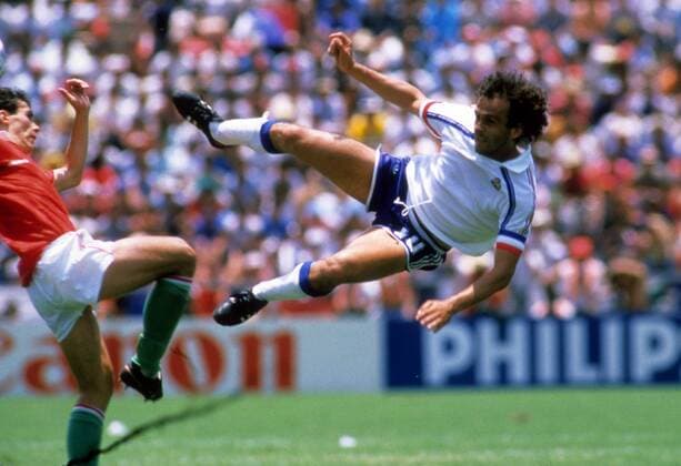 Michel Platini (Frankreich, re.) im Duell Fußball WM Herren WM 1986, Länderspiel, Nationalteam, Nationaltrikot, Ungarn - Frankreich 0:3 Gruppe Leon Dynamik, Kampf,