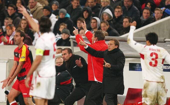 VfB Stuttgart beschwert sich, v.li.: Trainer Markus BABBEL, Co Trainer Rainer Widmayer, Sportdirektor Horst Heldt, VFB Sportdirektor und Ricardo Osorio