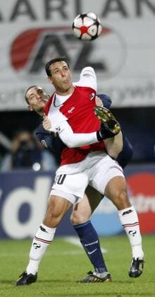 Alkmaar s Mounir El Hamdaoui tussles with FC Arsenal London s Thomas Vermaelen (behind) - EDITORIAL USE ONLY. No use with unauthorised audio, video, data, fixture lists, club league logos or live services. Online in-match use limited to 120 images, no video emulation. No use in betting, games or single club league player publications.
