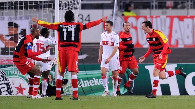 Arthur Boka (2L) und Khalid Boulahrouz (M, VfB Stuttgart) enttäuscht, daneben Sebastien Squillaci (re, FC Sevilla) jubelnd -  o0 Totale, Jubel, Freude, Enttäuschung