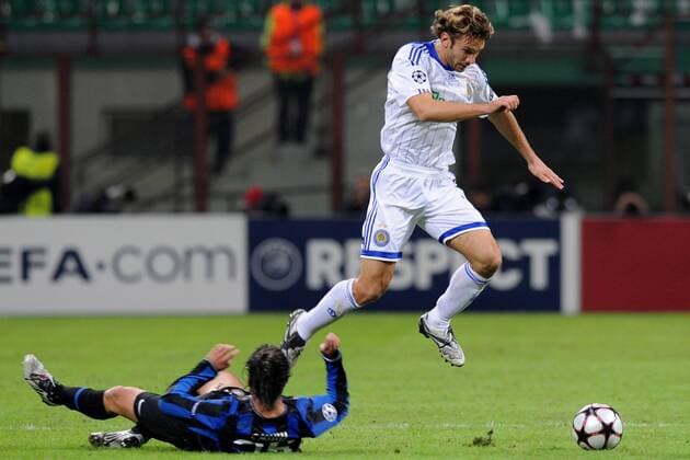 Andriy Shevchenko (Dinamo Kiew, R) gegen Cristian Chivu (Inter Mailand) - 
