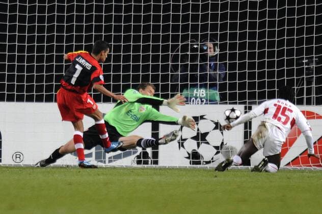 Jesus NAVES (FC Sevilla, L) schiebt den Ball vor Arthur BOKA (R) und Torwart Jens Lehmann (VfB Stuttgart) ins Tor o0