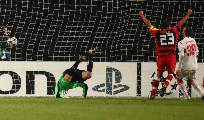 Sebastien SQUILLACI (FC Sevilla, 23) trifft zum 3:0 gegen Torwart Jens lehmann (VfB Stuttgart) o0 Jubel, Freude, Tor