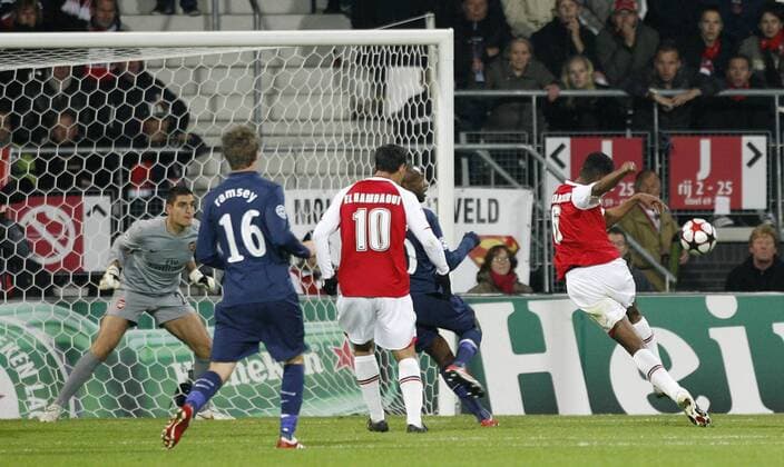 AZ Alkmaar s David Mendes Da Silva (R) scoring his sides late equaliser against FC Arsenal London - EDITORIAL USE ONLY. No use with unauthorised audio, video, data, fixture lists, club league logos or live services. Online in-match use limited to 120 images, no video emulation. No use in betting, games or single club league player publications. o0 Tor, Totale