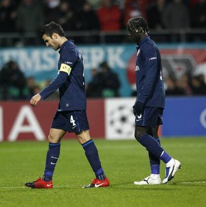 FC Arsenal London s Cesc Fabregas (L) and Bacary Sagna - EDITORIAL USE ONLY. No use with unauthorised audio, video, data, fixture lists, club league logos or live services. Online in-match use limited to 120 images, no video emulation. No use in betting, games or single club league player publications. o0 Enttäuschung