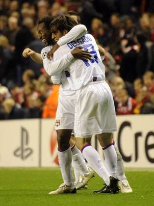 Lyon s Sidney Govou (L) embraces matchwinner Cesar Delgado. - EDITORIAL USE ONLY. No use with unauthorised audio, video, data, fixture lists, club league logos or live services. Online in-match use limited to 120 images, no video emulation. No use in betting, games or single club league player publications. o0 OL, Olympique Lyonnais, Jubel, Freude