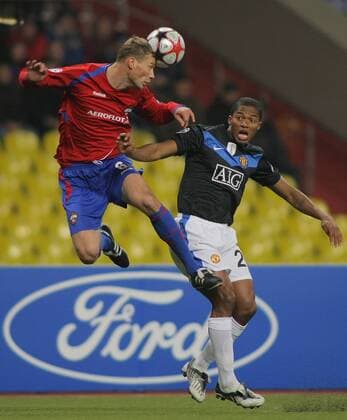CSKA Moscow s Alexei Berezutsky (L) and Manchester United s Antonio Valencia  RE0C0BDE o0 ManU o00 Sponsor, Werbepartner, Werbung, Wirtschaft Ford
