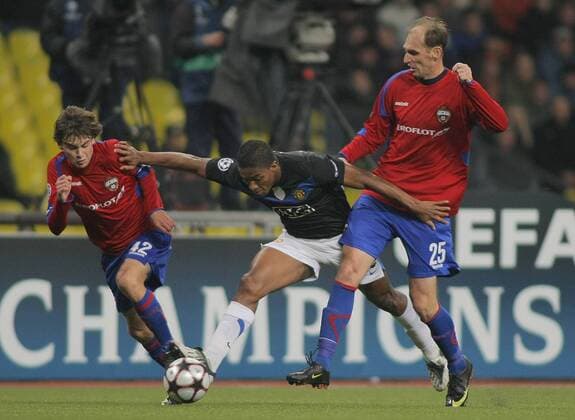 CSKA Moscow s Georgi Schennikov (L) and Elvir Rahimic (R ) and Manchester United s Antonio Valencia  RE0C0BDF o0 ManU