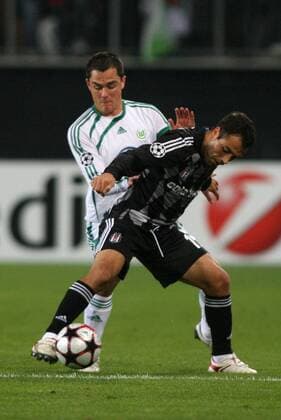 Marcel Schäfer (VfL Wolfsburg, li.) gegen Ekrem Dag (Besiktas Istanbul)