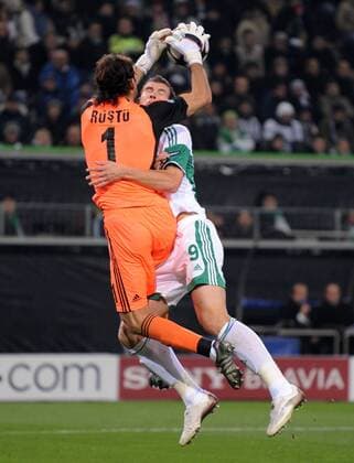 Edin Dzeko (VfL Wolfsburg), rechts, scheitert an Torhüter Recber Rüstü (Besiktas Istanbul) o00 Kampf