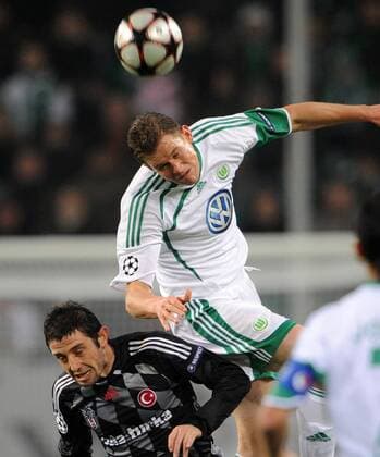 Nihat Kahveci (li, Besiktas Istanbul) gegen Alexander MADLUNG (re, VfL Wolfsburg) 