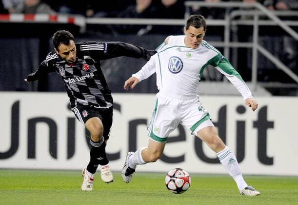 Ekrem DAG (li., Besiktas Istanbul) gegen Marcel SCHÄFER (re., VfL Wolfsburg)