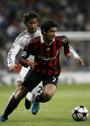 Alexandre Pato (AC Mailand, re.) gegen Esteban Granero (Real Madrid) - 