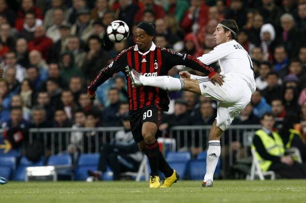 Ronaldinho (AC Mailand, li.) gegen Sergio Ramos (Real Madrid) 