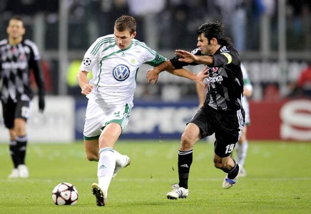 Edin DZEKO (li., VfL Wolfsburg, li.) ) gegen Ibrahim Üzülmez (re., Besiktas Istanbul),