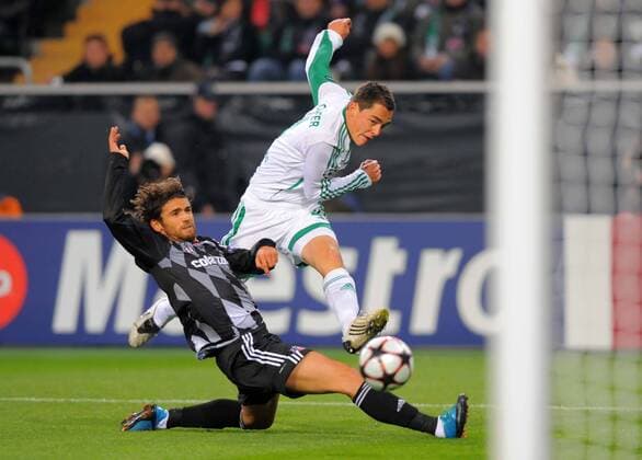 Marcel Schäfer (VfL Wolfsburg, re.) gegen Ibrahim Kas (Besiktas Istanbul)