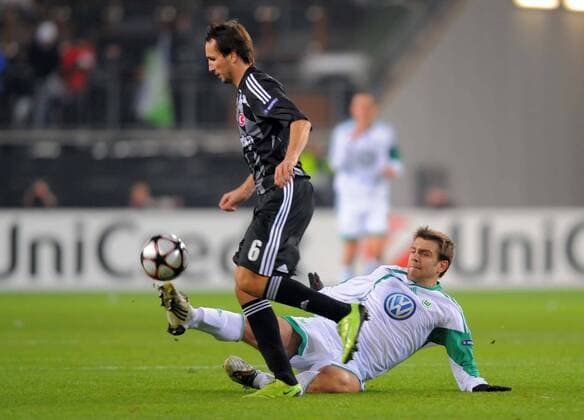 Tomas Sivok (Besiktas Istanbul, li.) - Zvjezdan Misimovic (VfL Wolfsburg)