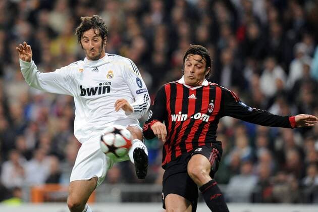 Esteban Granero (Real Madrid, li.) gegen Massimo Oddo (AC Mailand)  o0 Aktion
