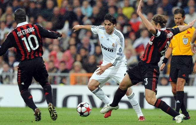 Kaka (Real Madrid, Mitte) -Clarence Seedorf (li.) -Massimo Ambrosini (beide AC Mailand)  o0 Aktion