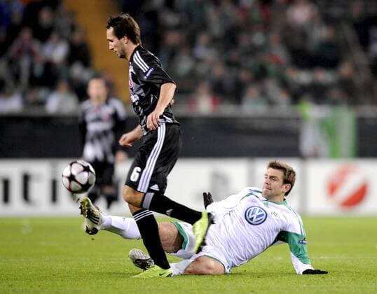 Tomas SIVOK (li., Besiktas Istanbul) gegen Zvjezdan MISIMOVIC (re., VfL Wolfsburg)