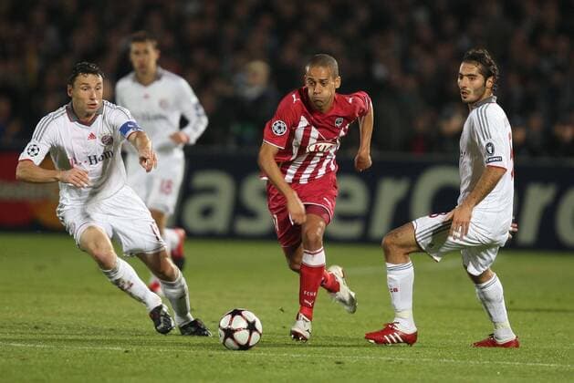 WENDEL (Girondins Bordeaux, Mitte) gegen Mark VAN BOMMEL (li.) und Hamit ALTINTOP (beide FC Bayern München) - VincentMICHELxFEP - 
