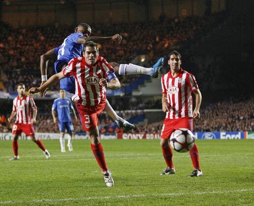 Chelsea s Salomon Kalou (L) scoring his second goal EDITORIAL USE ONLY. No use with unauthorised audio, video, data, fixture lists, club league logos or live services. Online in-match use limited to 120 images, no video emulation. No use in betting, games or single club league player publications. o0 Tor, Treffer, Gegentor, Atletico Madrid
