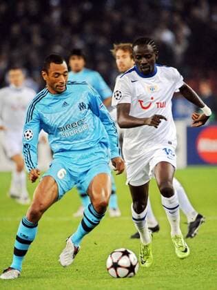 Edouard Cisse (Olympique de Marseille, li.) und Onyekachi Okonkwo (FC Zürich).  o0 OM