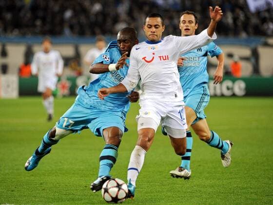 Stephane Mbia (Olympique de Marseille, li.) und Alexandre Alphonse (FC Zürich).  o0 OM, M Bia