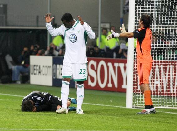 VfL Wolfsburg - Besiktas Istanbul - Grafite (VfL Wolfsburg) begeht eine Tätlichkeit gegen Ibrahim Kas, worüber sich Torwart Recber Rüstü (beide Besktas Istanbul) beschwert o0 rote Karte verletzt