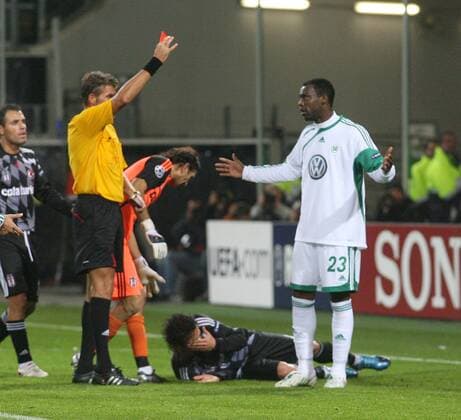 Schiedsrichter Roberto Rosetti zeigt Grafite (VfL Wolfsburg) nach einer Tätlichkeit an Ibrahim Kas (Besiktas Istanbul) die rote Karte o0 pessimistisch