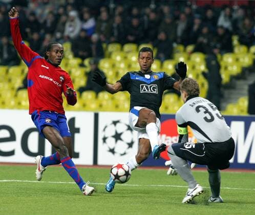 Igor AKINFEEV (Goalkeeper of CSKA Moscow, R), Chidi ODIAH (CSKA Moscow, L), Nani (Manchester United).  o0 ManU