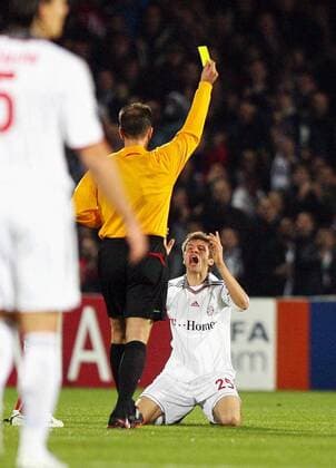 Thomas Müller (FC Bayern München) sieht die gelbe Karte - 