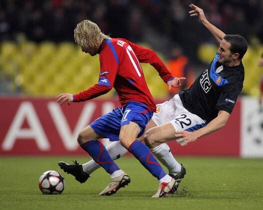 CSKA Moscow s Milos Krasic (l.) and Manchester United John O Shea (R) run for the ball -  RE0C0C01 o0 ManU