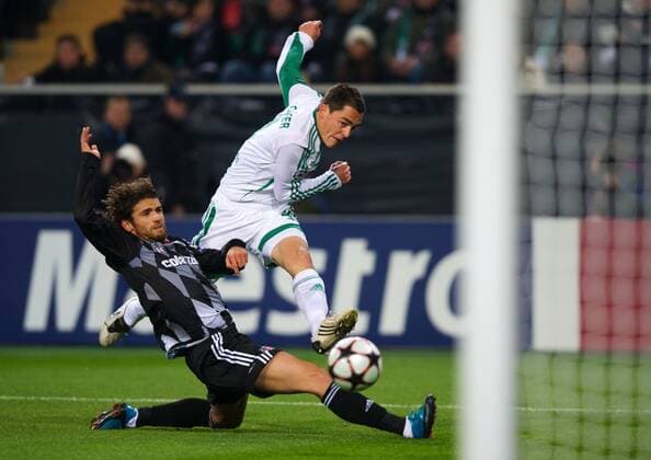 VfL Wolfsburg - Besiktas Istanbul: Marcel Schäfer (VfL, R) - Ibrahim Kas (Besiktas)