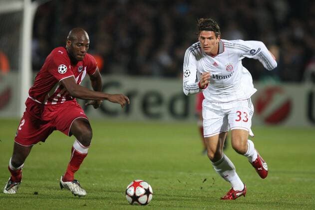 Michael Ciani (Girondins de Bordeaux, L) gegen Mario Gomez (FC Bayern München) - VxMichel - 
