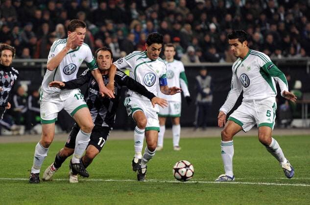 Ekrem Dag (Besiktas Istanbul, 2L) gegen Alexander Madlung (L), Josue (2R) und Ricardo Costa (VfL Wolfsburg)