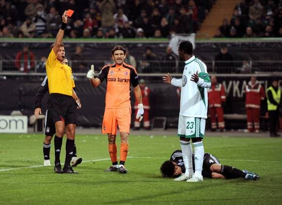 FIFA Schiedsrichter Roberto Rosetti (ITA) zeigt Grafite (VfL Wolfsburg) die Rote Karte o0 Besiktas Istanbul