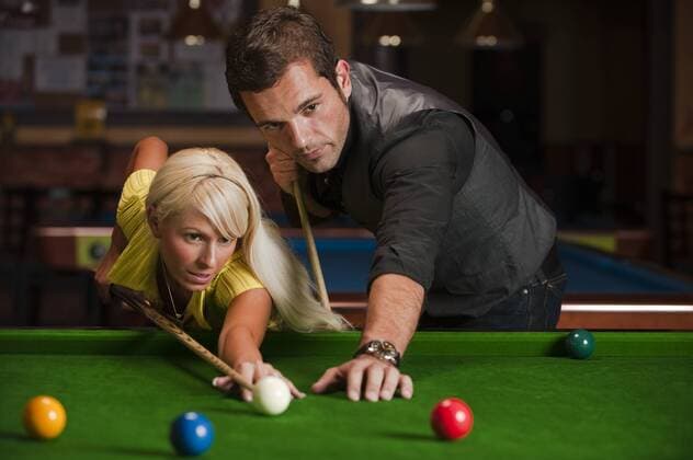 Mann und Frau beim Billardspielen - MODEL RELEASED ibxyan01312500 o00 Indoor, Shooting