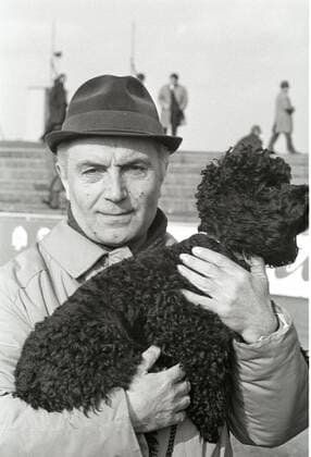 Trainer Radoslav Momirski (VfL Osnabrück) mit Hund Fußball Herren Saison 1969 1970 Porträt Wolfsburg