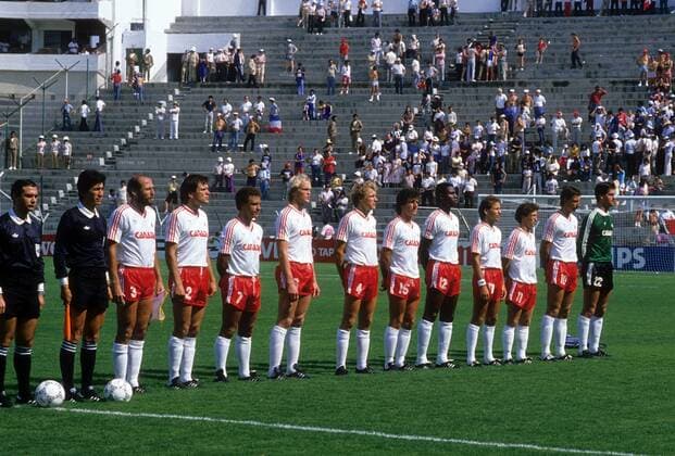 Nationalhymne Kanada, v. li.: Bruce Wilson, Bob Lenarduzzi, Carl Valentine, Ian Bridge, Randy Ragan, Paul James, Randy Samuel, David Norman, Mike Sweeney, Igor Vrablic und Torwart Paul Dolan Fußball WM Herren WM 1986, Länderspiel, Nationalteam, Nationaltrikot Totale Leon