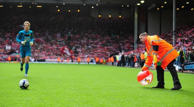 A steward removes a beachball before kick off thrown on by Manchester United fans EDITORIAL USE ONLY. No use with unauthorised audio, video, data, fixture lists, club league logos or live services. Online in-match use limited to 120 images, no video emulation. No use in betting, games or single club league player publications. o0 Objekte Ball Strandball Plastikball Wasserball Ordner o00 kurios