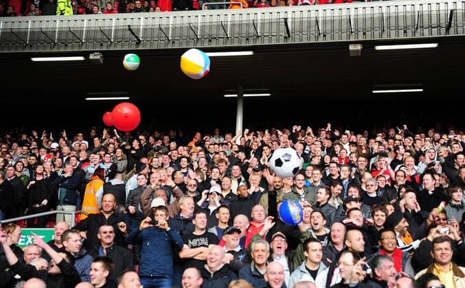 Manchester United fans release beach balls as the teams enter the stadium EDITORIAL USE ONLY. No use with unauthorised audio, video, data, fixture lists, club league logos or live services. Online in-match use limited to 120 images, no video emulation. No use in betting, games or single club league player publications. o0 Objekte Ball Strandball Plastikball Wasserball Beachball Zuschauer Totale