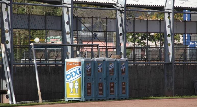 Fußball, Stadiongeschichte Eintracht Trier Toiletten im Moselstadion - Heimspielstätte von Eintracht Trier o0 Stadion o00 Klos Dixi WC o0 Totale