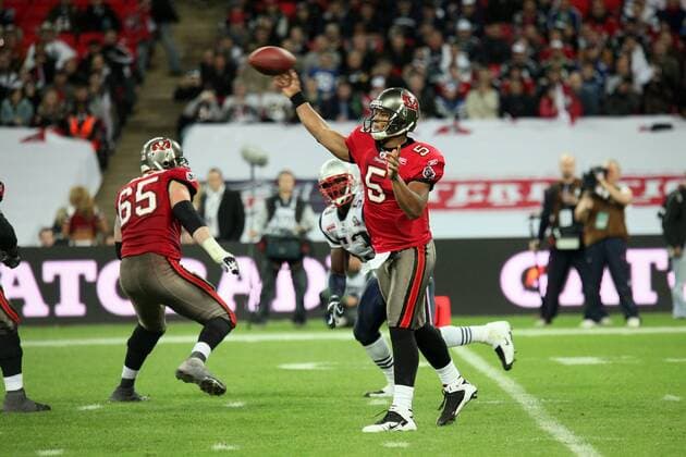 Rookie QB Josh Freeman (Buccanneers) feiert sein NFL-Debuet und wirft seinen ersten Pass New England Patriots vs. Tampa Bay Buccaneers, Wembley Stadium